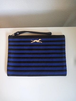 Bolso de mano con rayas azules y negras