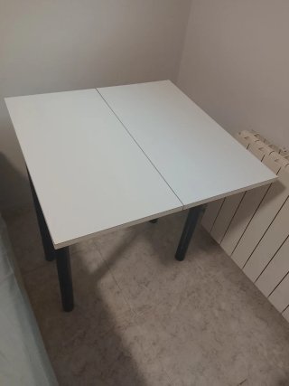 Mesa plegable blanca y negra