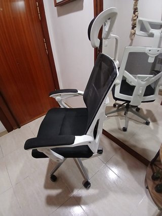 Silla de oficina ergonómica con ruedas