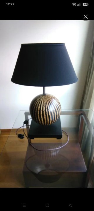Lámpara de mesa diseño esférico.