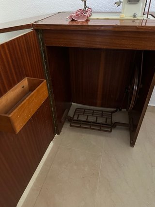 Mueble Singer con máquina de coser