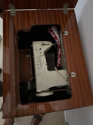 Mueble Singer con máquina de coser