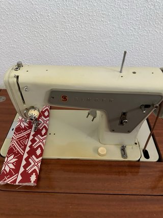 Mueble Singer con máquina de coser