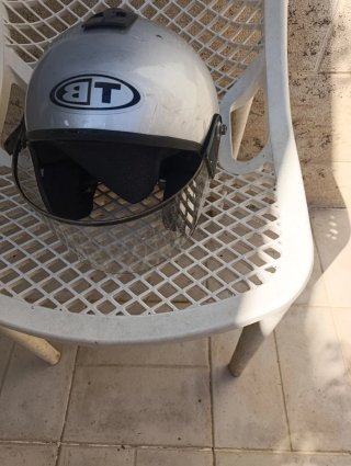 Casco moto plateado con visera