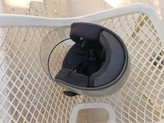 Casco moto plateado con visera