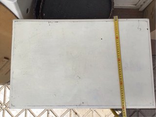 Mesa auxiliar de madera blanca.