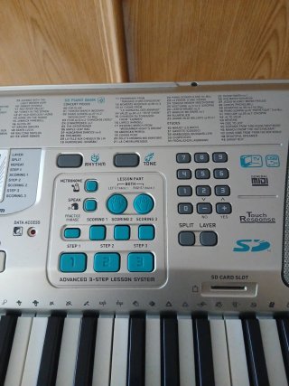 Piano eléctrico Casio con soporte