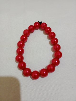 Pulsera elástica roja de la suerte