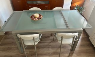 Mesa comedor con 4 sillas y mesa de centro.
