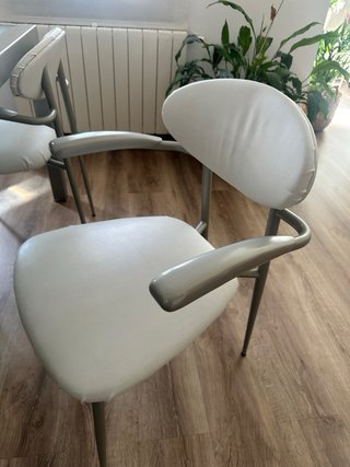 Mesa comedor con 4 sillas y mesa de centro.