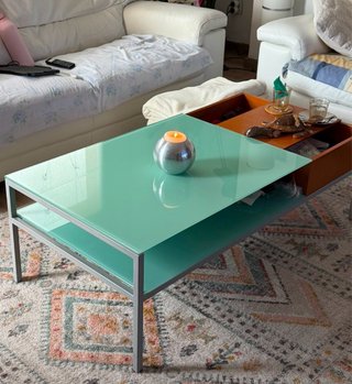 Mesa comedor con 4 sillas y mesa de centro.