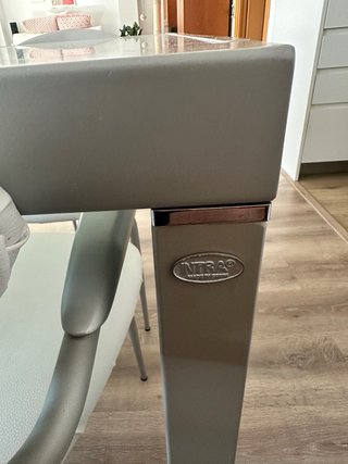 Mesa comedor con 4 sillas y mesa de centro.