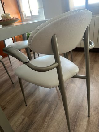 Mesa comedor con 4 sillas y mesa de centro.