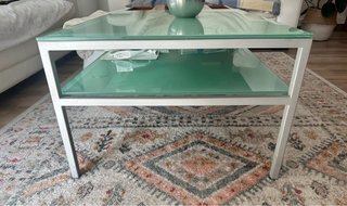 Mesa comedor con 4 sillas y mesa de centro.