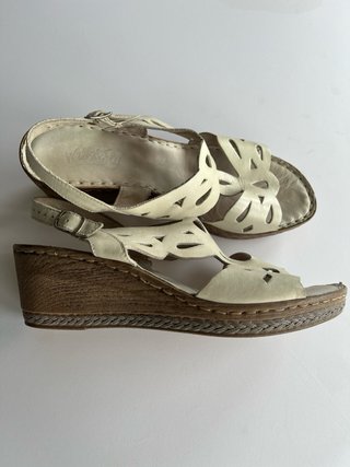 Sandalias de piel blancas