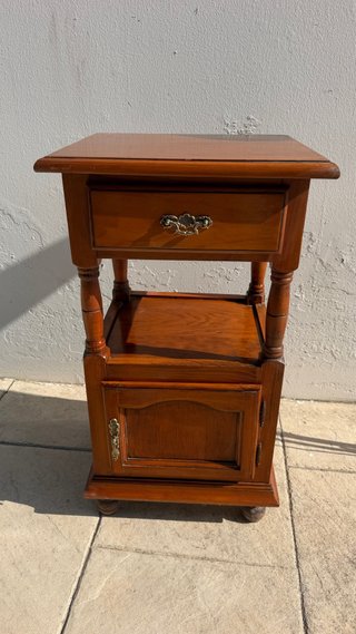 Mesita de noche de madera