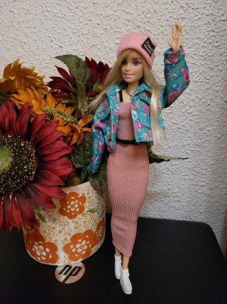 Muñeca Barbie con vestido rosa y chaqueta