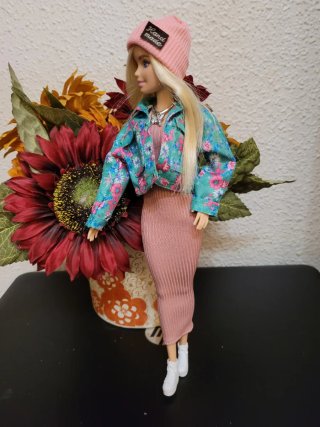 Muñeca Barbie con vestido rosa y chaqueta