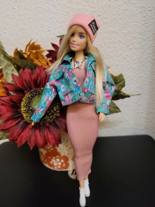 Muñeca Barbie con vestido rosa y chaqueta