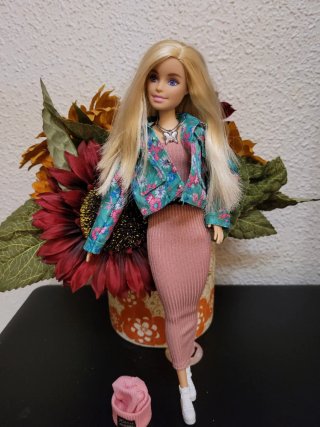 Muñeca Barbie con vestido rosa y chaqueta