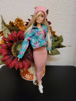 Muñeca Barbie con vestido rosa y chaqueta