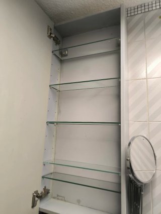 Armario estrecho baño cristal y plástico