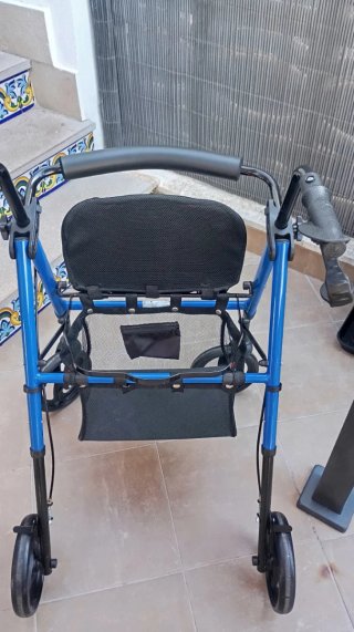 Andador azul con asiento y cesta