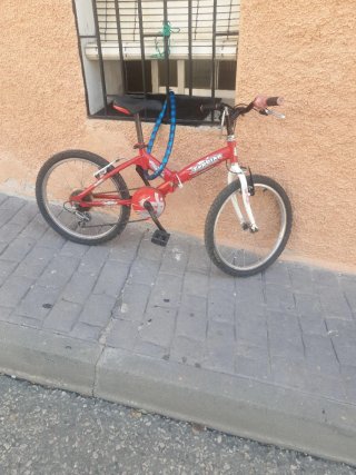 Bicicleta roja plegable para niño