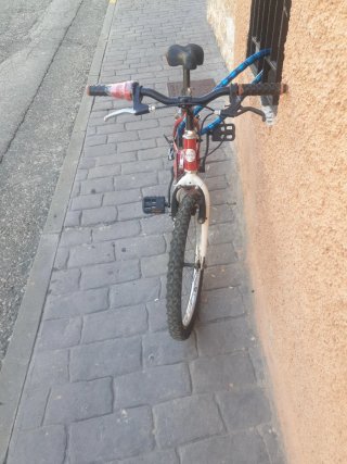 Bicicleta roja plegable para niño