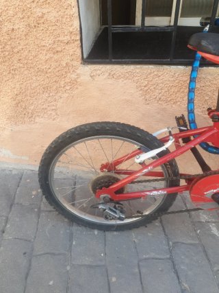 Bicicleta roja plegable para niño