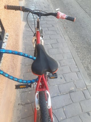 Bicicleta roja plegable para niño