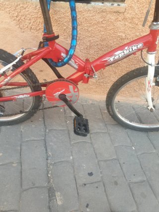Bicicleta roja plegable para niño
