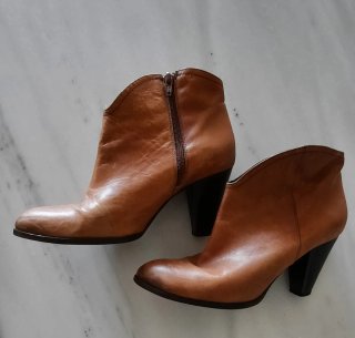 Botines de tacón color cuero