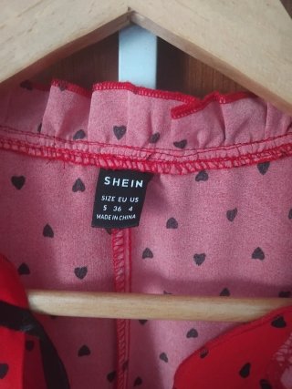 Vestido SHEIN rojo con corazones negros Talla XS