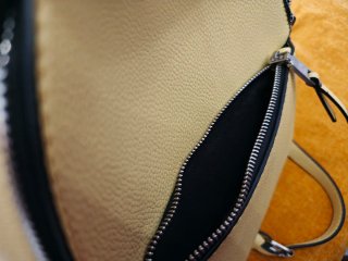 Mochila Stradivarius amarilla sin etiqueta