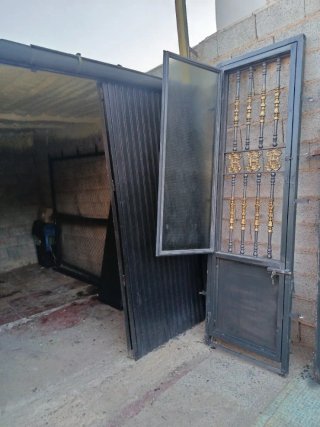 Puerta de forja con detalles dorados