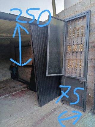 Puerta de forja con detalles dorados