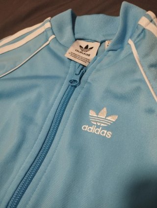 Chaqueta Adidas azul con rayas blancas
