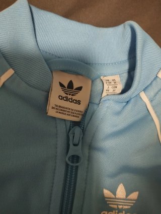 Chaqueta Adidas azul con rayas blancas