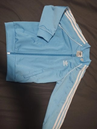 Chaqueta Adidas azul con rayas blancas