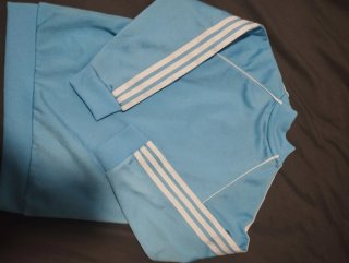 Chaqueta Adidas azul con rayas blancas