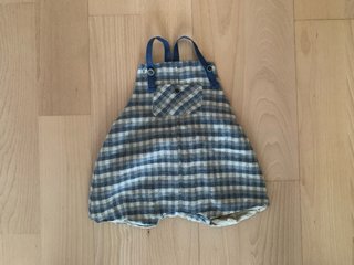 Peto de bebé a cuadros. Talla 3/6 meses.