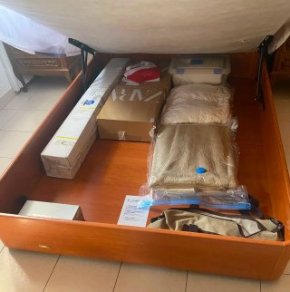 Colchón y base de cama de madera