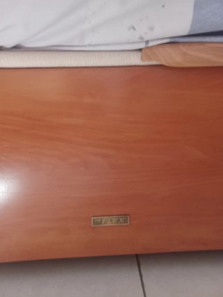 Colchón y base de cama de madera