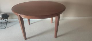 Mesa ovalada de madera