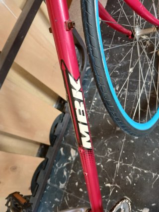 Bicicleta MBK Roja Ruedas Azules buen estado 150e