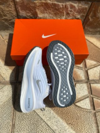 Nike vomero plus white