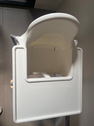Trona IKEA con reposapiés de madera
