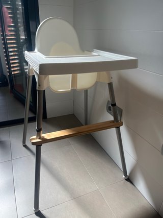 Trona IKEA con reposapiés de madera