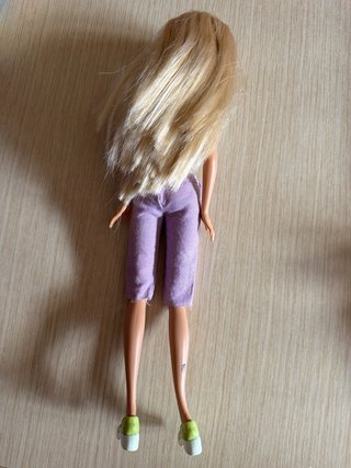 Muñeca Barbie rubia con conjunto